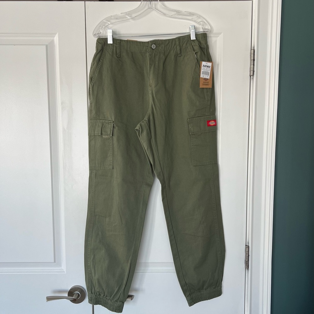 Dickies army Green Cargo Pants, NWT, size Large.